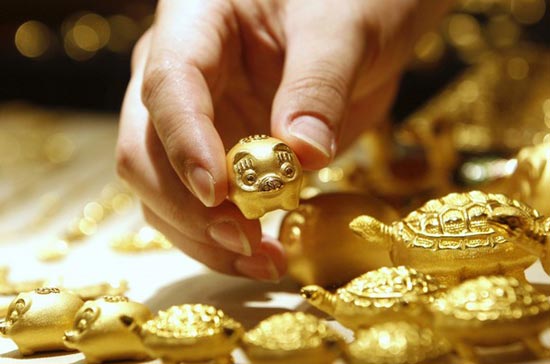 Những yếu tố không rõ ràng đang ảnh hưởng xấu tới thị trường hàng hóa các loại, như vàng - Ảnh: Reuters.