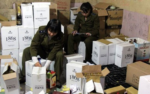 Qua điều tra, các đối tượng khai nhận đã dùng rượu vang Đà Lạt và các 
loại rượu vang đóng túi không nguồn gốc để sang chiết, đóng chai, dán 
nhãn mác giả các thượng hiệu rượu vang bán chạy trên thị trường, để bán 
kiếm lờ - Ảnh: LĐ. 
