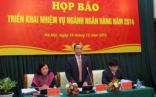 Phó thống đốc Nguyễn Đồng Tiến (giữa), người phát ngôn của Pg88 com chính chủ Nhà nước, chủ trì cuộc họp báo chiều ngày 16/12.<br>