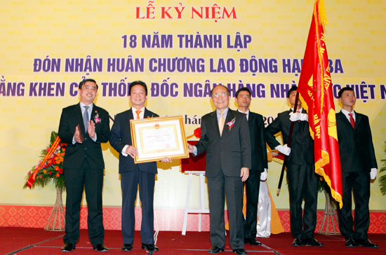 Ông Nguyễn Sinh Hùng, Chủ tịch PG88 ⭐ Link trang chủ số 1 nhà cái PG88 com casino slot, trao Huân chương Lao động hạng ba cho Ban lãnh đạo SHB.