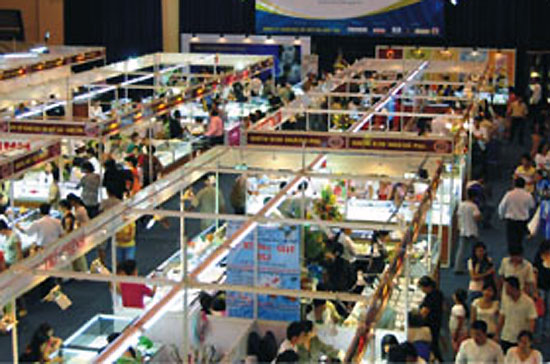 Hội chợ VIJF 2011 thu hút trên 120 gian hàng từ 12 quốc gia/khu vực tham gia triển lãm.