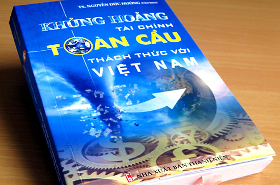 Trang bìa cuốn sách “Khủng hoảng Pg88ok giải trí thể thao, casino, bắn cá và slot toàn cầu - Thách thức với Việt Nam”.