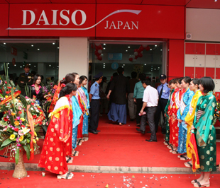 DAISO, một thương hiệu bán lẻ của Nhật Bản khai trương siêu thị tại một vị trí "vàng" ở Hà Nội.
