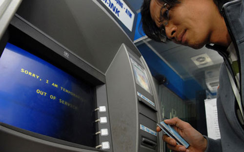  Phí rút tiền mặt tại ATM cho giao dịch nội mạng có mức thấp nhất là 0 
đồng và mức thu tối đa sẽ&nbsp; tăng dần theo từng năm, từ 1.000 đồng/lần 
giao dịch vào năm 2013 đến 3.000 đồng/lần giao dịch vào năm 2015; giao 
dịch ngoại mạng tối đa là 3.000 đồng/lần. - Ảnh minh họa.<br>