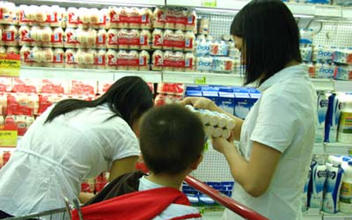 Vinamilk cho biết, từ 17/2/2013, công ty này điều chỉnh giá bán một số 
nhóm sản phẩm tăng khoảng 7% để bù đắp một phần chi phí nguyên liệu đầu 
vào nhập khẩu đã tăng hơn 20% từ giữa năm 2012 - Ảnh minh họa. 
