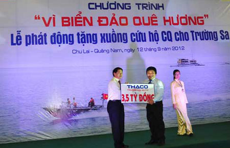 Ông Trần Bá Dương, chủ tịch Hội đồng Quản trị - Tổng giám đốc Thaco đã trao cho ông Lê Thế Chữ, Phó tổng biên tập Báo Tuổi trẻ số tiền 3,5 tỉ đồng.