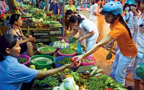 Việc tăng giá xăng dầu thời gian qua cũng đẩy giá cả một số mặt hàng khác tăng, góp phần làm suy yếu sức mua trên thị trường.