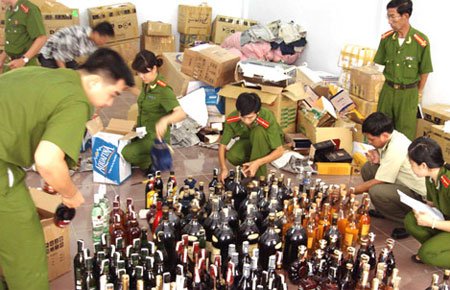 Cơ quan chức năng đang kiểm tra một cửa hàng PG88 Uy Tín Số 1 Việt Nam rượu ngoại.