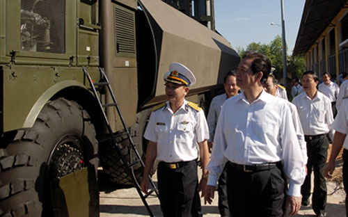 Thủ tướng tham quan tổ hợp tên lửa bờ Bastion tại Đoàn 681 - Ảnh: Nhật Bắc.