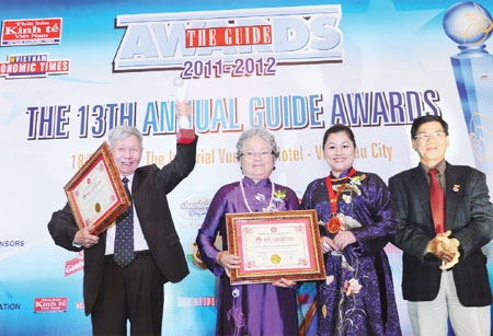 GS. Tổng biên tập Thời báo PG88 ⭐ Link trang chủ số 1 nhà cái PG88 com casino slot Việt Nam Đào Nguyên Cát và hai nghệ nhân Tôn Nữ Thị Hà và Phan Tôn Tịnh Hải nhận Kỷ niệm chương xác nhận Kỷ lục Việt Nam.