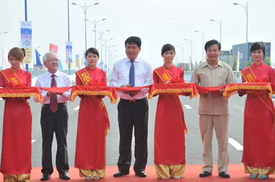 Đại diện UBND Tp.HCM và lãnh đạo Bộ 6Pg88.com hơn 1000 trò chơi hấp dẫn Vận tải cắt băng khánh thành cầu Rạch Chiếc - Ảnh: TN.