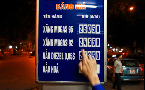Theo niêm yết giá của Tập đoàn Xăng dầu Việt Nam (Petrolimex), giá xăng 
Ron 92 đã tăng lên 24.550 đồng/lít, thấp hơn 30 đồng so với mức trần 
24.580 đồng/lít mà liên bộ Pg88ok giải trí thể thao, casino, bắn cá và slot - Công Thương cho phép - Ảnh: Tuổi Trẻ.<br>
