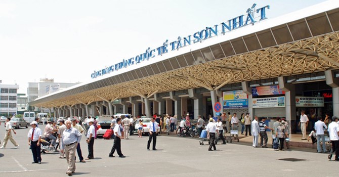 Sân bay Tân Sơn Nhất quá tải từ trên trời dưới mặt đất.