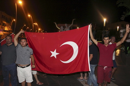 Những người ủng hộ Tổng thống Tayyip Erdogan - Ảnh: Reuters.