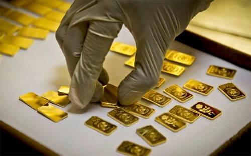Từ đầu năm, các ETF vàng đã mạnh tay bán ra và không có tháng nào 
không bán ròng vàng. Số liệu của Bloomberg cho thấy, lượng vàng nắm giữ 
trong các quỹ này đã giảm 684,1 tấn trong năm nay, còn 1.947,8 tấn - Ảnh: AP.<br>
