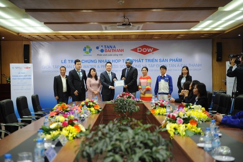Lãnh đạo Tập đoàn Tân Á Đại Thành và Tập đoàn Dow Water &amp; Process Solutions tại lễ công bố.