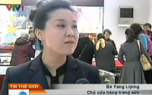 Trong bối cảnh Pg88vn đăng ký tài khoản có phiên giảm mạnh nhất trong vòng ba thập kỷ qua, nhiều người dân Trung Quốc đã nóng lòng quay trở lại đầu tư vàng <i>- Nguồn: VTV.</i><br>