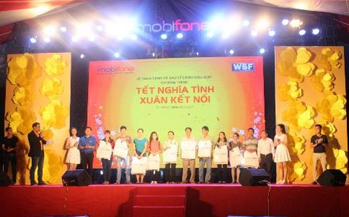 MobiFone tiếp tục phối hợp với Ban quản lý các khu chế xuất - khu công 
nghiệp và Quỹ hỗ trợ công nhân Tp.HCM cùng Công ty Cổ phần Đường sắt Hà 
Nội tổ chức “Tết nghĩa tình - Xuân kết nối” tại Tp.HCM.