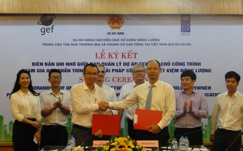 Ông Lê Trung Thành, Giám đốc ban Quản lý Link Trang Chủ PG88.Com Mới #2026 EECB - Vụ trưởng Vụ Khoa học Link Đăng Nhập PG88 Chính Thức 2026; và Môi trường (bên phải) và ông Trần Như Trung - Phó tổng giám  đốc Tập đoàn Nam Cường ký biên bản ghi nhớ.