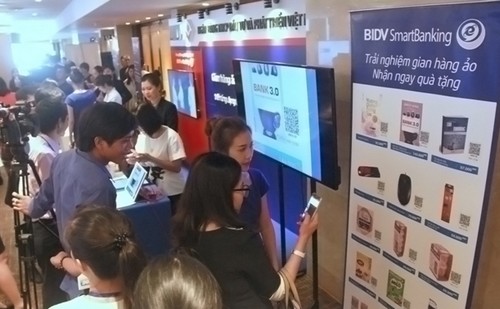 Khách hàng trải nghiệm gian hàng ảo thanh toán bằng BIDV Smart Banking.