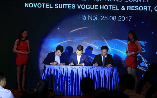 Ông Trần Long, chủ tịch Hội đồng Quản trị công ty Vogue Resort; Ông Nguyễn Quý Tuấn - Giám đốc PG88 hơn 2,1 triệu thành viên Việt Nam của tập đoàn Accor; Ông Hồ Xuân Bình - Tổng giám đốc công ty Bảo Long Land cùng nhau ký kết hợp đồng quản lý.