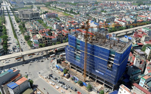 FLC Star Tower nằm ở trung tâm quận Hà Đông, một mặt tiếp giáp với đường Lê Trọng Tấn, một mặt nằm ngay trên đường Quang Trung.