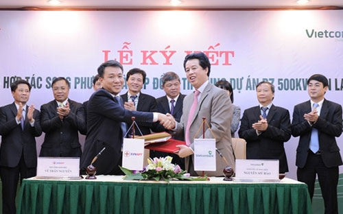 Lễ ký hợp đồng tín dụng trị giá 3.200 tỷ đồng giữa Vietcombank với EVNNPT ngày 18/12.<br>