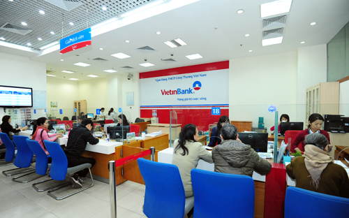 Khách hàng giao dịch tại VietinBank.