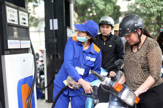 Giá xăng giảm 800 đồng/lít