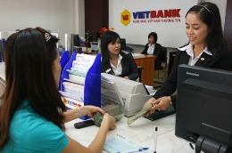 Khách hàng giao dịch tại VietBank.
