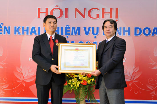 Thống đốc Pg88 com chính chủ Nhà nước Nguyễn Văn Bình trao Huân chương Lao động hạng Nhất cho Chủ tịch VietinBank Phạm Huy Hùng.