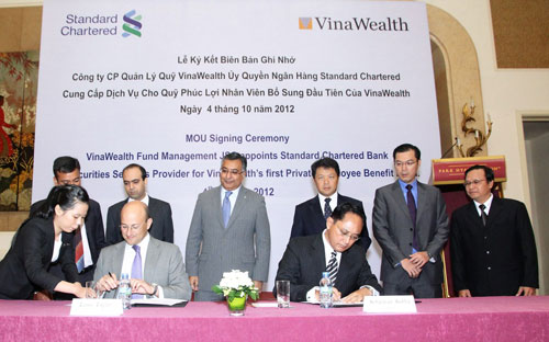 Lễ ký kết biên bản ghi nhớ giữa Công ty Cổ phần quản lý quỹ VinaWealth và Pg88 com chính chủ TNHH một thành viên Standard Chartered Việt Nam.