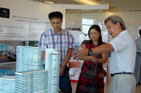 Ông Don Lam (phải) đang giới thiệu Link Trang Chủ PG88.Com Mới #2026 tổ hợp Azura tại Đà Nẵng với khách hàng.