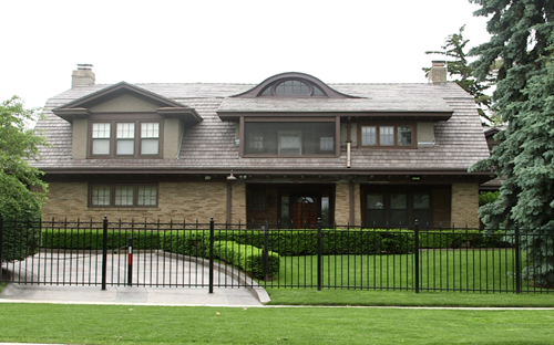 Hiện tại căn nhà tại Omaha, bang Nebraska của tỷ phú Warren Buffett hiện có giá trị hơn 650.000 USD, là một phần nhỏ trong khối tài sản 76,1 tỷ USD của ông. Trả lời câu hỏi tại sao không chuyển tới căn nhà xa xỉ hơn, Buffett cho biết "Tôi thấy hạnh phúc khi sống ở đây" - Nguồn: Business Insider.<br>