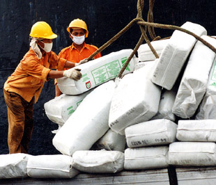 Có một điều khá hài hước là có hai Pg88 com chính chủ thuộc loại khổng lồ trên thế giới đầu năm ngoái đã dự báo năm 2008 lạm phát Việt Nam sẽ vượt quá 30%, nhập siêu sẽ vượt quá 30 tỷ USD - Ảnh: Việt Tuấn.