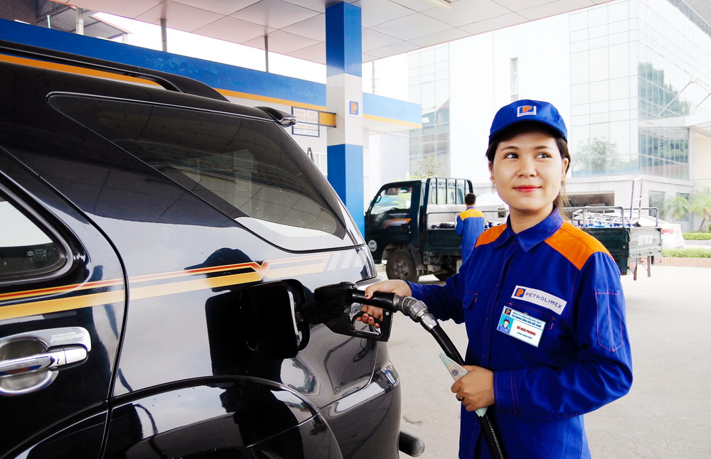 Giá xăng giảm còn hơn 17.000 đồng/lít