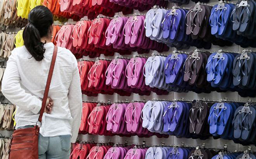 Dép xỏ ngón&nbsp;Havaianas có mặt ở khắp nơi trên thế giới - Ảnh: Getty Images.