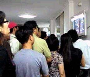 Thị trường lại trở về một “kịch bản” quen thuộc trong thời gian gần đây, khi VN-Index khó tìm được hai phiên tăng nối tiếp