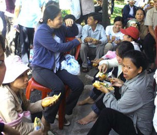 Công nhân có mặt sáng 3/3 tại công ty Bông Bạch Tuyết để đòi trợ cấp ngừng việc - Ảnh: Thanh Thương.