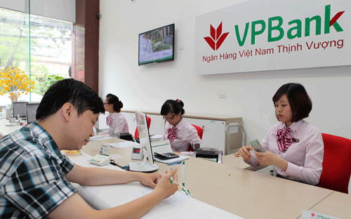 Khách hàng giao dịch tại VPBank.<br>