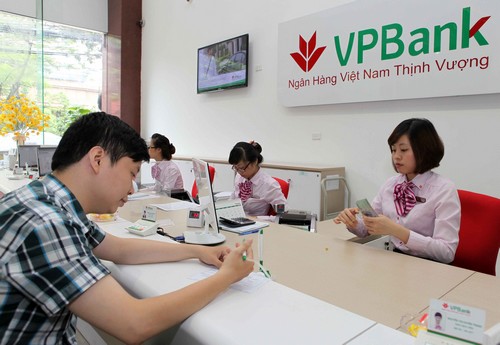 Khách hàng giao dịch tại VPBank.<br>