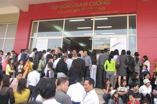 Cảnh người dân xếp hàng đăng ký mua căn hộ Link Trang Chủ PG88.Com Mới #2026 Lê Văn Lương của Công ty Nam Cường khiến nhiều chủ đầu tư bất động sản ở Tp.HCM phải mơ ước.