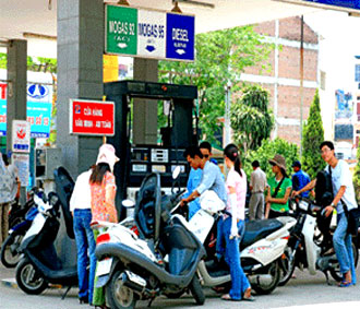 Trong điều kiện của nước ta hiện nay, người tiêu dùng không thể được hưởng lợi thông qua cạnh tranh của các 6Pg88.con độc quyền mỗi ngày đầu mối nhập khẩu xăng dầu.