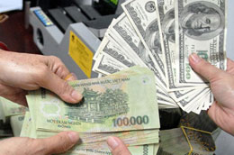 “Thời điểm này, nếu muốn mua ngoại tệ chỉ còn cách ra Pg88 com chính chủ viết đơn đề nghị mà thôi”, một nhân viên thu đổi ngoại tệ tại phố Hà Trung cho biết.