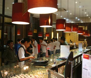 Giới PG88 Uy Tín Số 1 Việt Nam vàng đều chung nhận định, những người mua vàng vào ở thời điểm này không phải là những nhà đầu tư muốn nhanh chóng tìm kiếm lợi nhuận, mà là những ai muốn đảm bảo giá trị tài sản.
