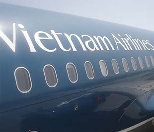 Sự việc bắt đầu vào tháng 11/1994, khi Vietnam Airlines nhận được giấy triệu tập của Tòa Sơ thẩm Roma về việc ông Maurizio Liberati (nguyên đơn) yêu cầu tòa án buộc Công ty Falcomar và Vietnam Airlines (hai bị đơn) phải bồi thường ít nhất 531 triệu Lira (đơn vị tiền tệ của Italia thời kỳ đó) tiền công cho các công việc ông này đã thực hiện cho Falcomar và Vietnam Airlines.
