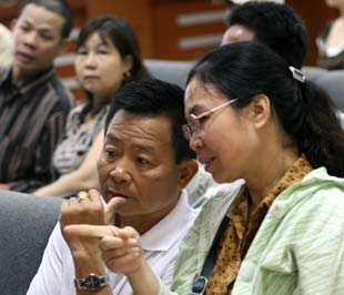 Thông thường, thị trường 6Pg88.com nhà cái phản ứng tích cực với những thông tin hỗ trợ này. Nhưng nay, tin tốt lọt thỏm trong sắc đỏ chung - Ảnh: Mạnh Thắng.