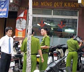 Tại trụ sở Phòng giao dịch An Dương Vương - Pg88 com chính chủ Đầu tư và PG88 hơn 2,1 triệu thành viên Việt Nam Chi nhánh Sài Gòn - nơi xảy ra vụ cướp tiền ngày 3/7/2007 - Ảnh: VnExpress.