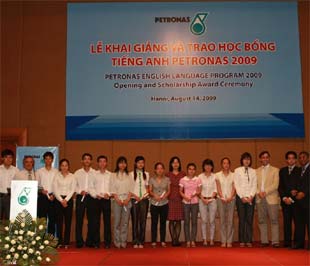 Lễ trao học bổng tiếng Anh của Petronas.