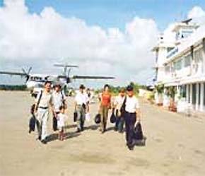 Hành khách ở sân bay Rạch Giá, Kiên Giang.